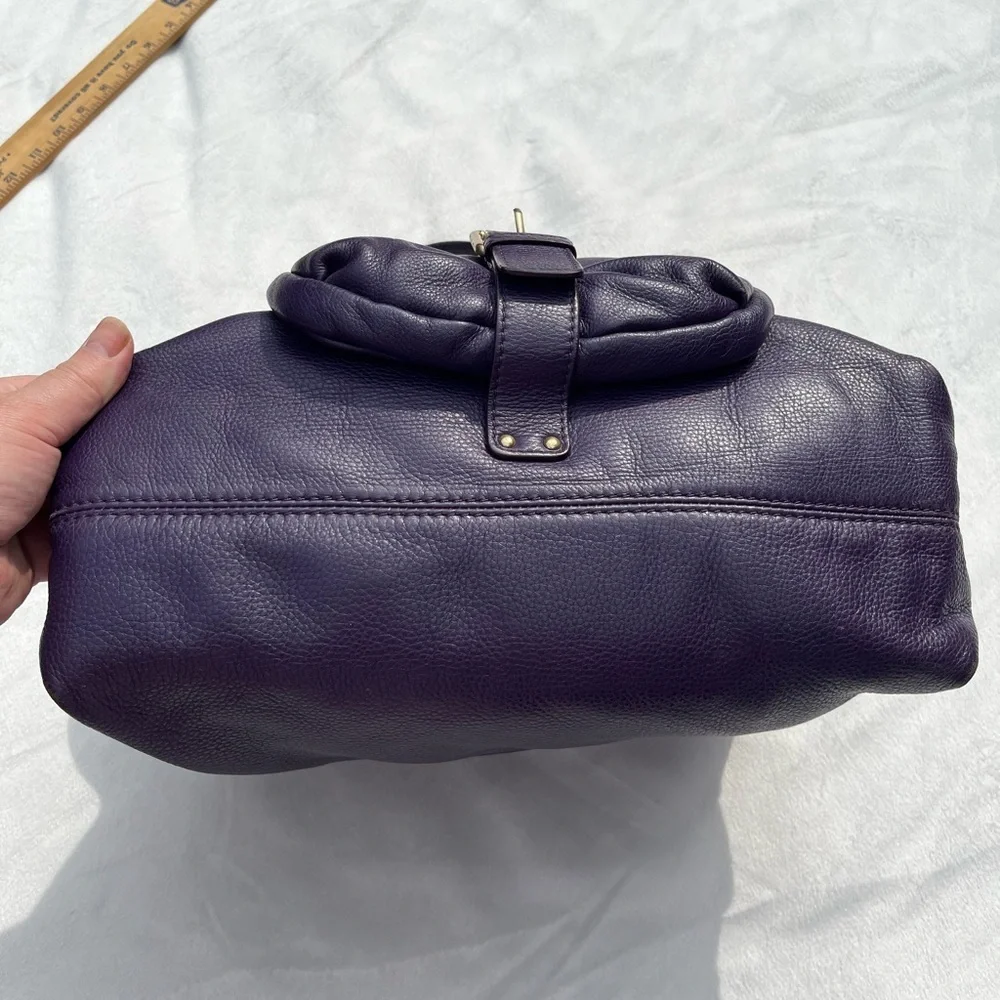 Michael Kors Austin hobo bag crafted from pebbled leather gold-tone hardware.